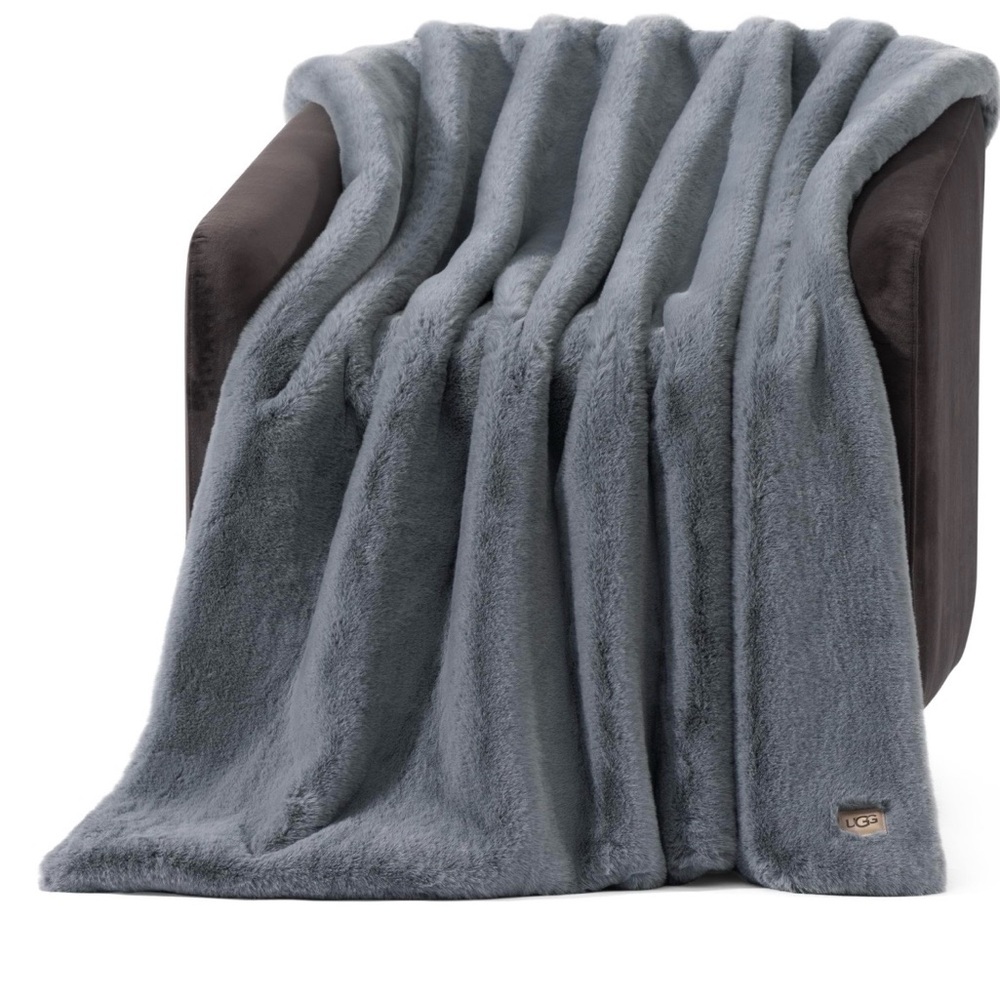 BNWT UGG Euphoria Throw Blanket Charcoal 50x70 Plush Faux Fur Reversible - Picture 2 of 9